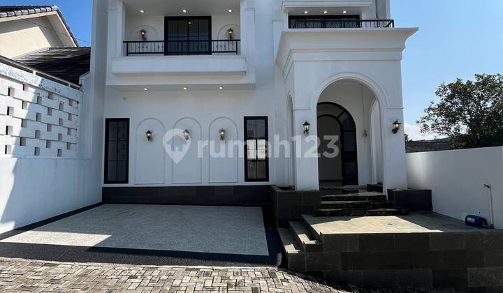 Villa American Modern Siap Huni 2 Lantai Plus Rooftop di Kota Batu Malang