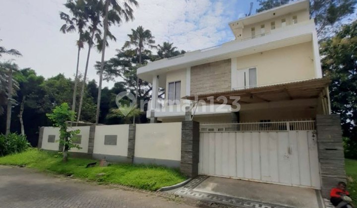 Rumah Posisi Hook di Araya Golf, Malang