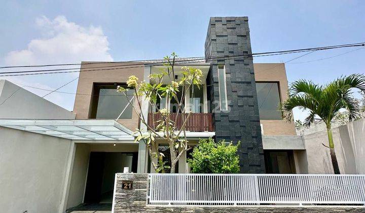 Rumah Tengah Kota Dengan Private Pool di Area Sulfat, Blimbing Malang 1