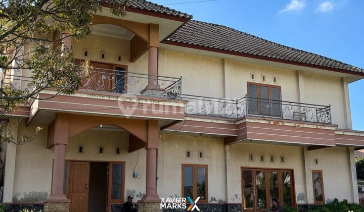 Classic Tropical Villa with Extensive Land on Jl. Melati, Punten, Batu City