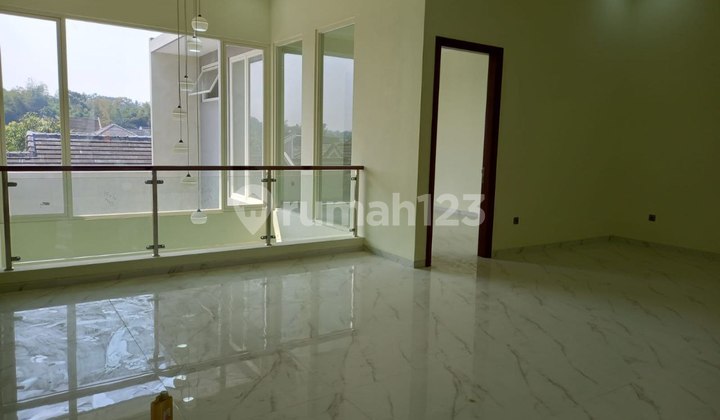 New Majestic 2.5-Story House on Greenwood Boulevard, Araya Malang