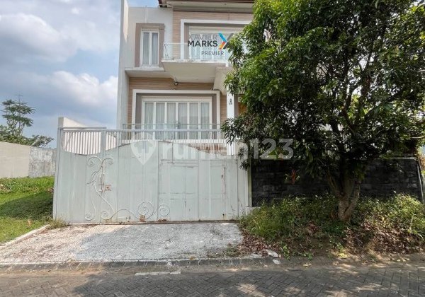 Rumah Megah 3 Lantai di Greenwood Boulevard Araya, Malang