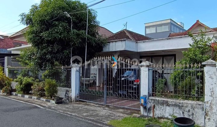 Classic & Well-Maintained House in the Islands Area, Klojen Malang 2