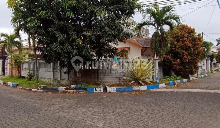 House with Strategic Location, Hook Position in Front Block of PBI Araya, Blimbing, Malang