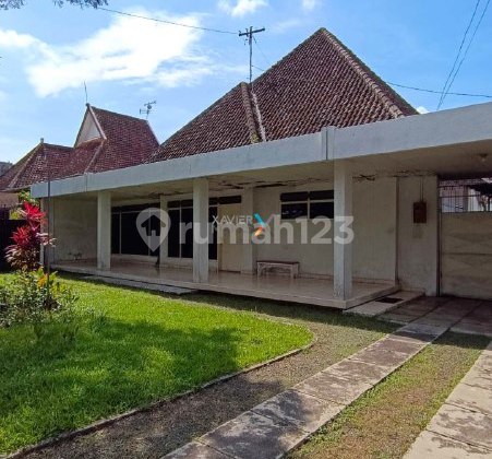Classic House on the Main Road of the Islands Area, Klojen Malang 2