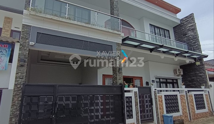 Rumah Modern 3 Lantai dengan Rooftop Lokasi di Pakis, Malang Rumah Modern 3 Lantai dengan Rooftop Lokasi di Pakis, Malang