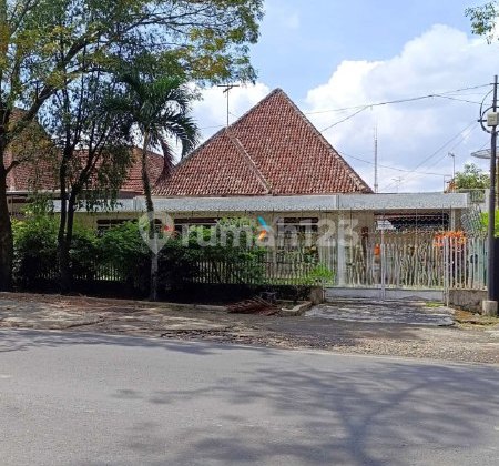 Rumah Klasik di Poros Jalan Daerah Pulau - Pulau, Klojen Malang Rumah Klasik di Poros Jalan Daerah Pulau - Pulau, Klojen Malang
