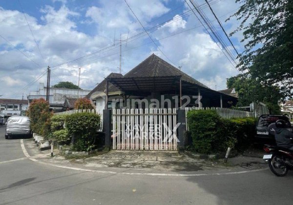 Well-Maintained Colonial House on Jalan Pulau-Pulau, Klojen Malang Well-Maintained Colonial House on Jalan Pulau-Pulau, Klojen Malang