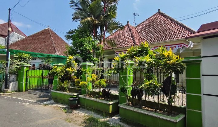Well-Maintained Classic House Location in Gunung - Gunung Area, Klojen, Malang 2