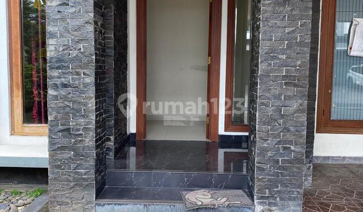 Disewakan Rumah Bagus Siap Huni Hoek Dengan Kolam Renang Lingkungan Tenang, Bersih dan Asri Menteng Residence Bintaro. 2