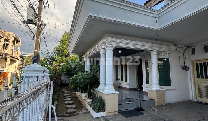 Dijual Rumah Mewah Semi Furnish di Jl. Nuri - Makassar 2