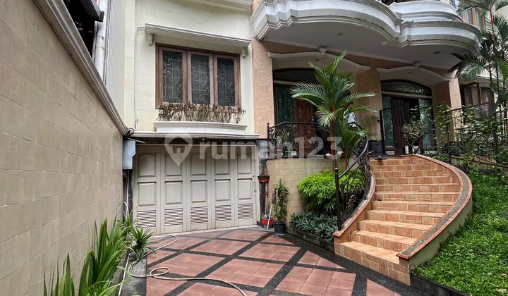 Dijual Rumah Mewah Full Furnish di Jl. Hasanuddin - Makassar