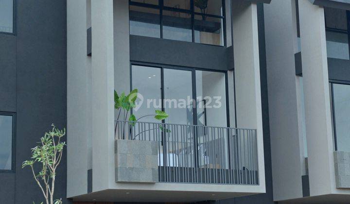 Lebak Bulus Contemporary And Artful Townhouse For Sale  2