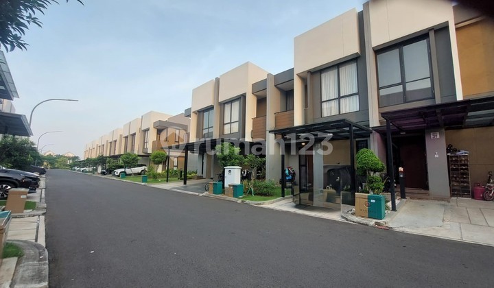 Dijual rumah cantik 3 lantai  Magenta Summarecon Bekasi