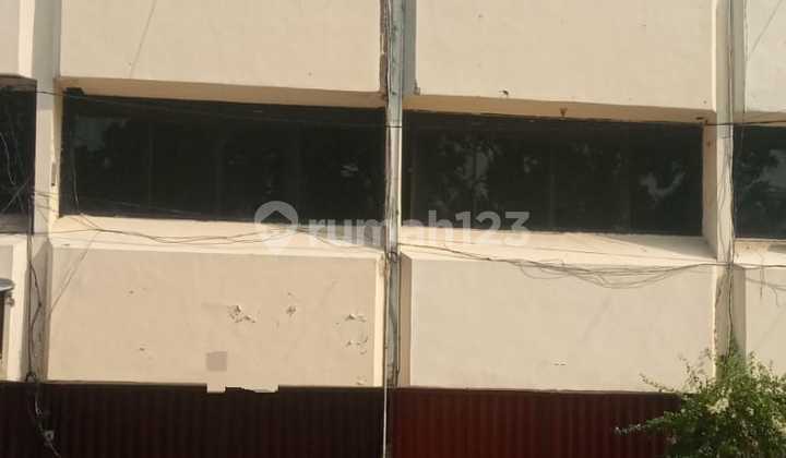 Large Shop House 120 Million/Year Suitable for Office and Warehouse in Klender, East Jakarta 2