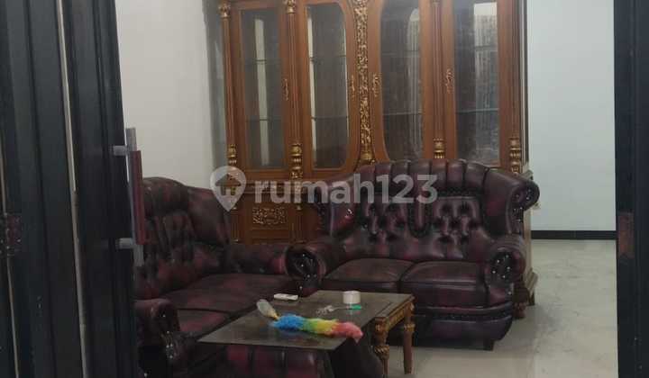 Disewakan Rumah furnished 2,5 lantai di dalam perumahan Bintara Disewakan Rumah furnished 2,5 lantai di dalam perumahan Bintara