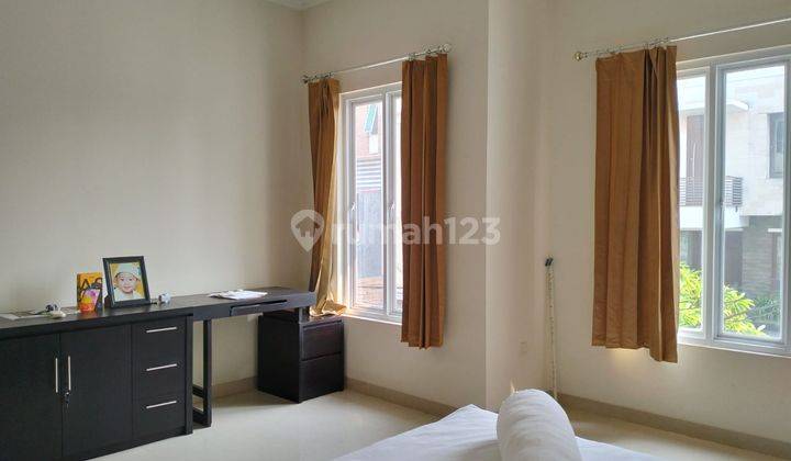 Rumah 3 Lantai Bagus Semi Furnished SHM di Pluit, Jakarta Utara 1