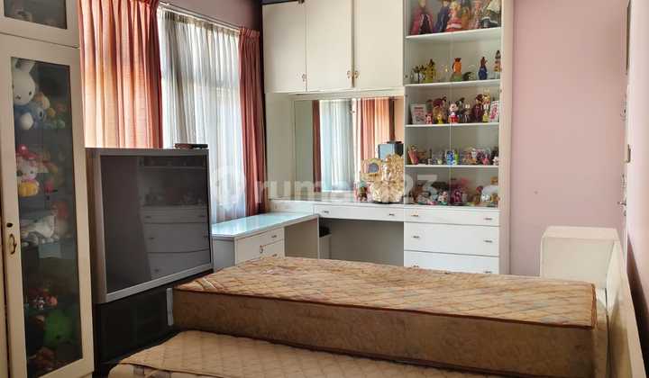 Rumah Pantai Indah Kapuk, Jakarta Utara Butuh Renovasi Total Semi Furnished SHM