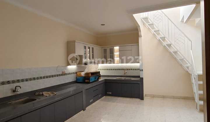 Grisenda House, Move-in Ready, Neat, 2 Floors, 9 Meters Wide 2