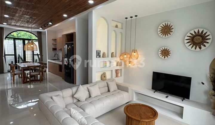 Rumah Baru Konsep Villa Santorini Di Lokasi Dekat Pantai