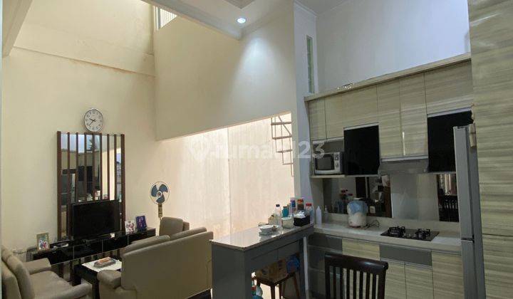 Rumah Kondisi Bagus 2 Lt Strategis Tanjung Duren. Walking Distance Pusat Kuliner Tanjung Duren Raya.