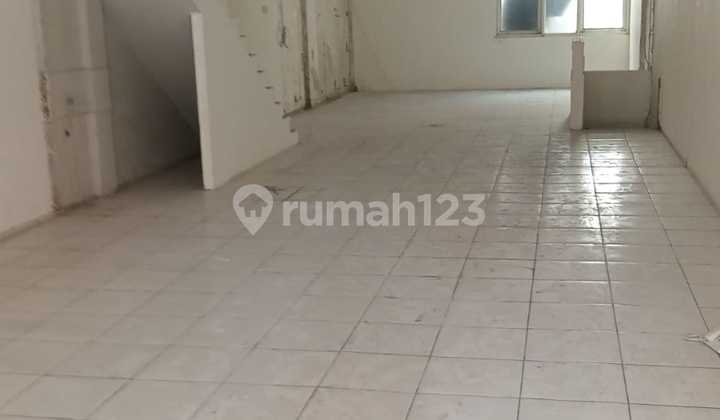 2.5-Storey Shop House in Sultan Agung, Spacious Parking, Busy and Strategic Location 2