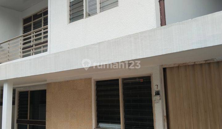 Rumah 2 Lantai di Tengah Kota, Siap Pakai, Model Vintage 2
