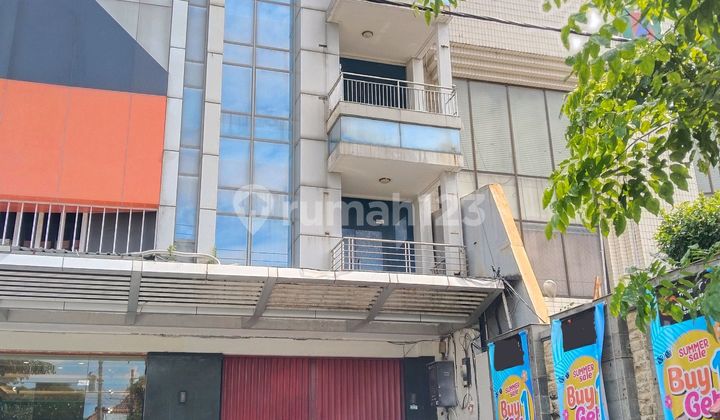 3-Storey Shophouse in the City Center, Ready to Use, Strategic Location