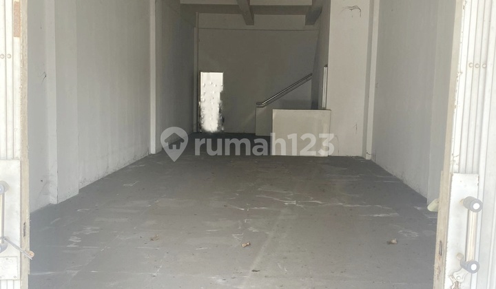 3-Story Shophouse on Gajahmada Street, City Center, Move-In Ready, Strategic Location.