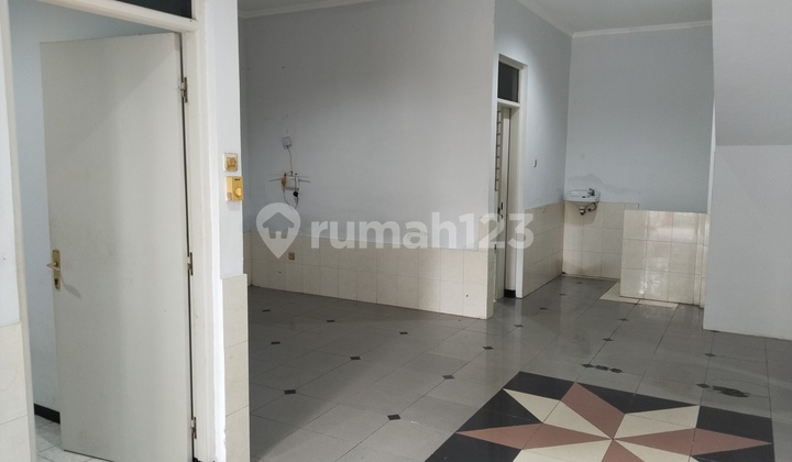 Rumah 2Lt di Tengah Kota, Jalan Raya, Siap Pakai 2
