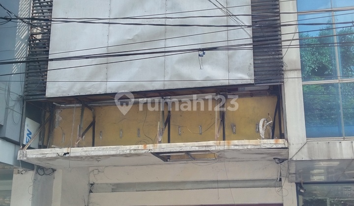 2.5-Storey Shop House in Sultan Agung, Spacious Parking, Busy and Strategic Location 1
