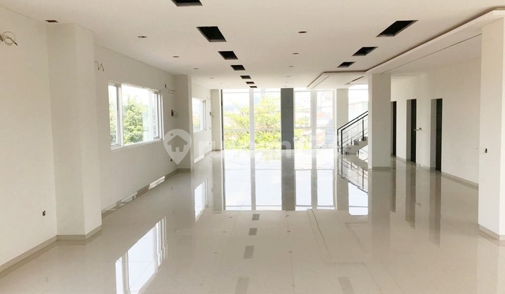 4.5-story commercial building in Central Semarang, Ready to Use, Strategic Location