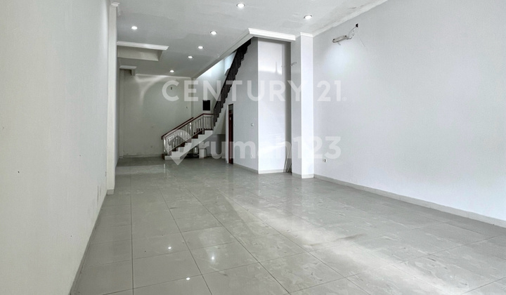 4-Storey Commercial Shophouse Ideal for Business in Galur R2179