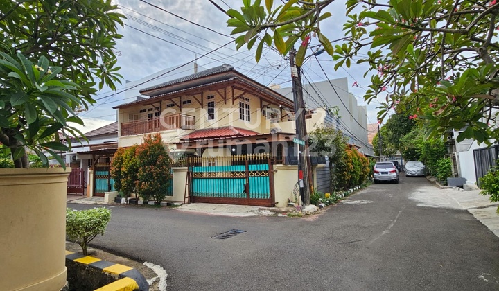 Rumah Besar 2 Lantai Di Hoek One Gate System Di Pulo Asem S8348