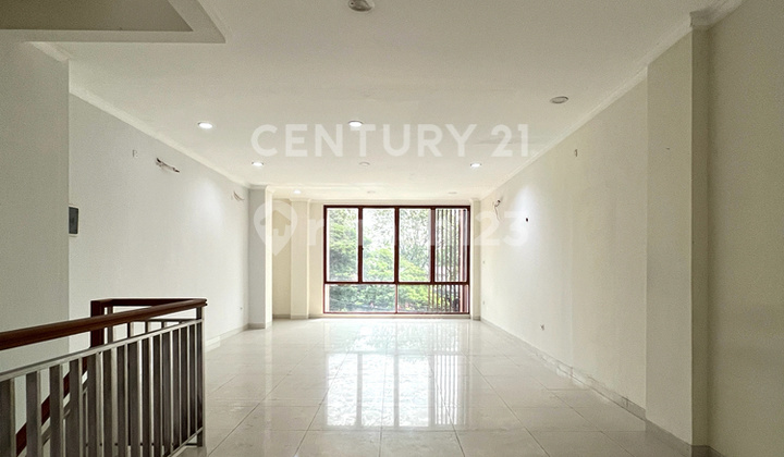 4-Storey Commercial Shophouse Ideal for Business in Galur R2179
