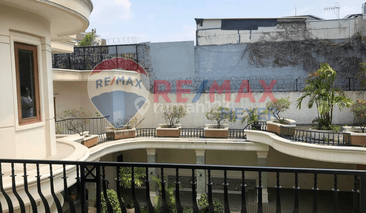 Dijual Rumah Mewah Dan Kawasan Elite Dengan Kolam Renang 1