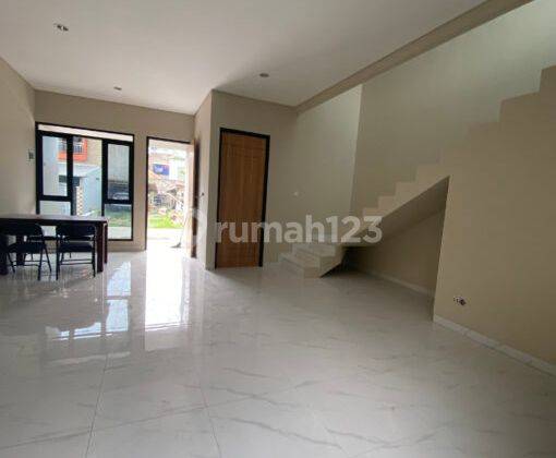 Rumah Modern Minimalis 2 Lantai di Tengah Kota Bandung