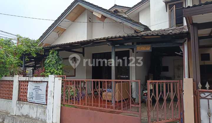 Di Julal Rumah Hook View taman Luas 224m2, di Pamulang  2