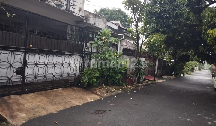 Nice House, 2 1/2 floors, Comfortable and Quiet in Pamulang 2