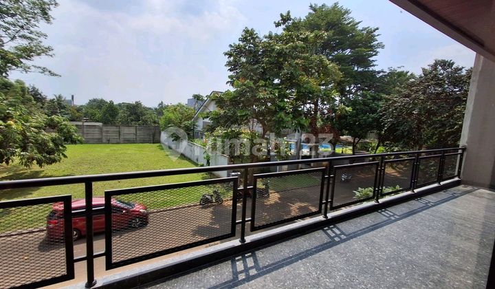 Rumah Baru - Hoek - Depan Sport Launge