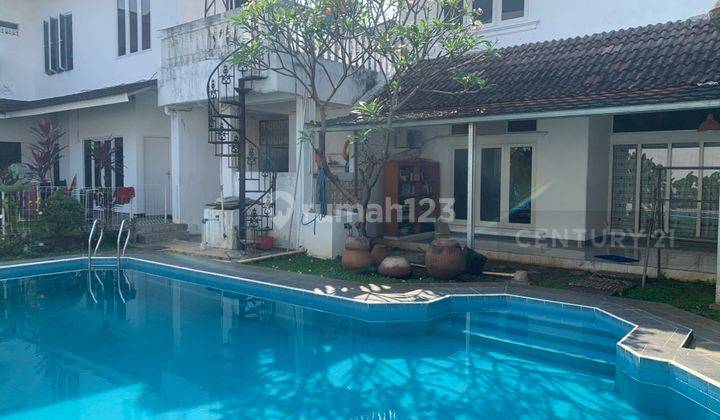 Rumah Dengan Kolam Renang Di Kawasan Kemang 1