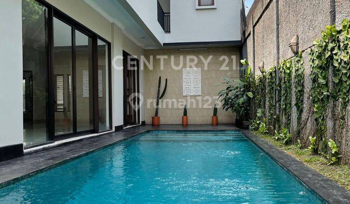 Rumah Dengan Rooftop Dan Kolam Renang Di Area Kemang 1