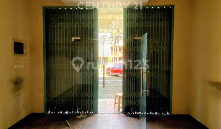 Ruko 4 Lantai dengan Rooftop Disewakan di Area Kebayoran Baru