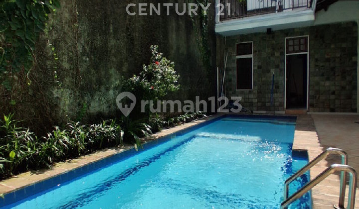 Quiet Ambience! Luxury Swimming Pool House for Rent in Cilandak. Quiet Ambience! Luxury Swimming Pool House for Rent in Cilandak.