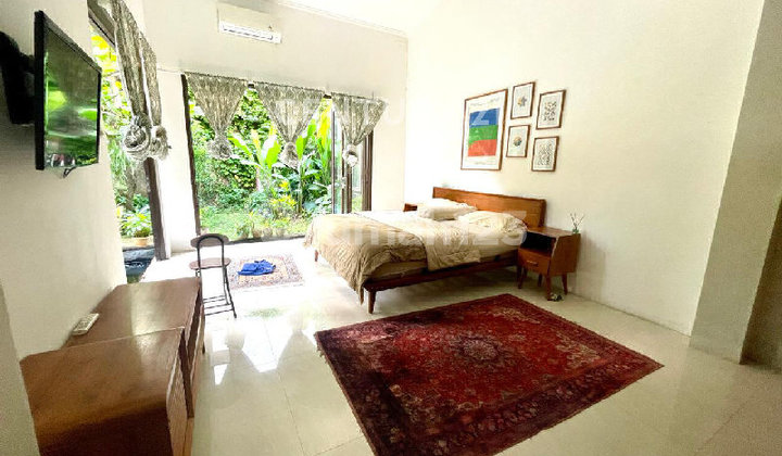 Rumah Gaya Etnik Industrial dengan Kamar Utama di Lantai Dasar