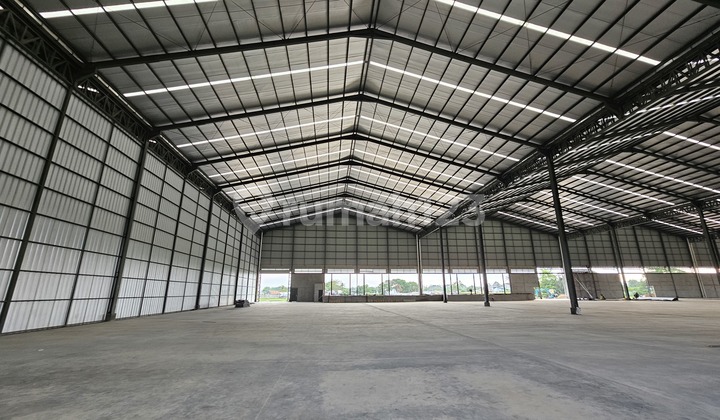 For rent. New warehouse with an area of 1800m2, located in Teluknaga, Tangerang.