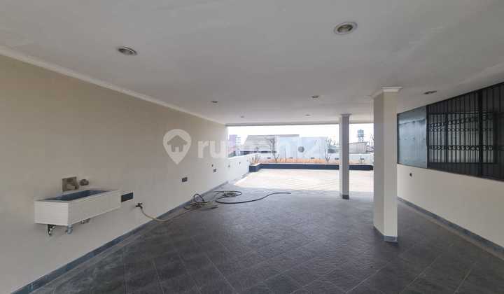 Rumah mewah di Puri Indah, Jakarta Barat, Dekat arah tol