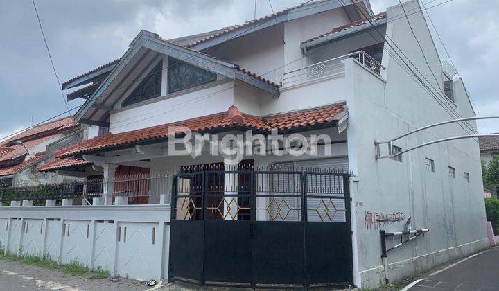 CEMANI, SOLO, 2 MENIT KE LAWEYAN, RUMAH SEMI FURNISH UKURAN BESAR, 2 LANTAI, LOKASI STRATEGIS ,AKSES JALAN LEBAR, COCOK UNTUK KANTOR, MAUPUN TEMPAT TINGGAL 1