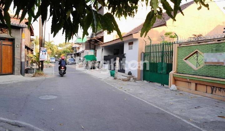 SERENGAN, SURAKARTA, RUMAH DENGAN AKSES JALAN LUAS DEKAT JALAN RAYA, 5 MENIT KE MALL, BANYAK AKSES JALAN KE BERBAGAI TEMPAT, LOKASI RAMAI, PADAT PENDUDUK. 2