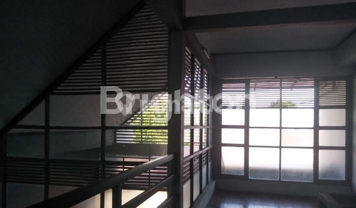 KERTEN, PURWOSARI, SURAKARTA, RUMAH KLASIK 2 LANTAI, UKURAN STANDAR, AKSES KE MALL DAN KE STASIUN HANYA 5 MENIT 2